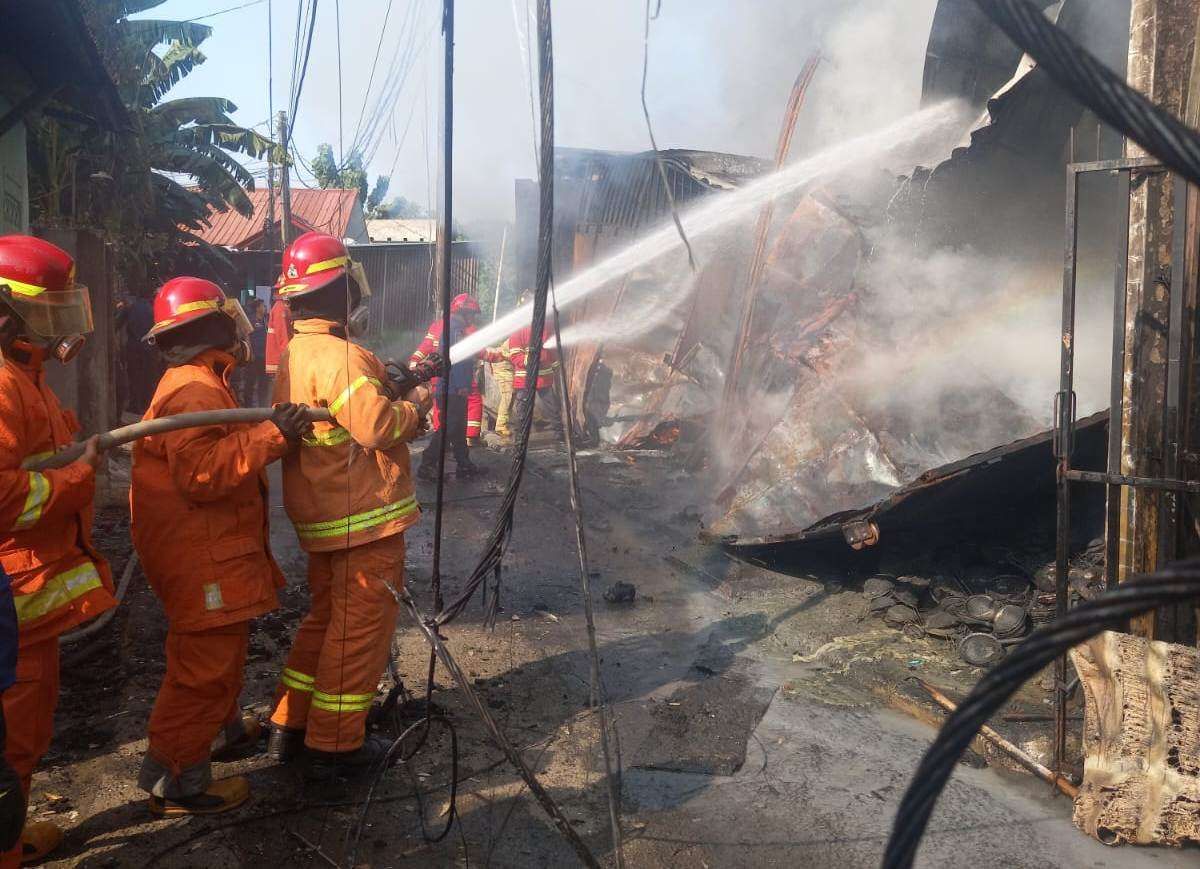 Kebakaran adalah salah satu bencana yang dapat mengakibatkan kerugian besar, baik secara materiil maupun non-materiil. Hal ini terjadi di Cimohong, Brebes, di mana sebuah kandang ayam mengalami kebakaran yang sangat tragis. Dalam insiden ini, sekitar 30 ribu anak ayam mati dalam kobaran api yang melanda kandang tersebut. Kejadian ini bukan hanya mengakibatkan kerugian finansial bagi peternak, tetapi juga menimbulkan dampak sosial dan emosional yang mendalam bagi komunitas peternak di sekitarnya. Artikel ini akan membahas secara mendalam kronologi kejadian, dampak kebakaran, langkah-langkah penanganan dan pencegahan yang dapat diambil, serta respons dari pemerintah dan komunitas lokal. 1. Kronologi Kebakaran di Cimohong Kebakaran yang melanda kandang ayam di Cimohong, Brebes, terjadi pada pagi hari yang cerah. Menurut saksi mata, api tiba-tiba muncul dari bagian belakang kandang, yang diduga disebabkan oleh hubungan pendek arus listrik. Dalam waktu singkat, api menyebar dengan cepat, menghabiskan seluruh area kandang yang terbuat dari kayu dan bahan mudah terbakar. Peternak yang tinggal di dekat lokasi berusaha untuk memadamkan api dengan alat seadanya, namun upaya mereka tidak berhasil. Dalam waktu kurang dari 30 menit, api telah melahap semua anak ayam yang berada di dalam kandang. Ketika petugas pemadam kebakaran tiba di lokasi, situasi sudah sangat parah. Mereka bekerja keras untuk mengendalikan api dan mencegahnya menyebar ke area lain, namun kerugian sudah tidak bisa dihindari. Banyak orang di sekitar lokasi kebakaran terlihat berduka dan terkejut. Anak-anak ayam yang mati bukan hanya sekadar aset bagi peternak, tetapi juga menjadi bagian dari kehidupan sehari-hari mereka. Insiden ini menjadi perhatian publik, dan berbagai pihak mulai memberikan dukungan kepada pemilik kandang yang terdampak. 2. Dampak Kebakaran Terhadap Komunitas Peternakan Dampak dari kebakaran ini sangat besar, tidak hanya bagi pemilik kandang, tetapi juga bagi komunitas peternakan di Cimohong. Pertama-tama, kerugian finansial yang diderita pemilik kandang diperkirakan mencapai ratusan juta rupiah. Anak ayam yang mati merupakan investasi yang telah dikeluarkan biaya untuk pemeliharaan dan pakan selama beberapa minggu, dan kehilangan ini dapat menjadi pukulan berat. Kedua, kebakaran ini menciptakan dampak sosial yang signifikan. Banyak peternak lain merasa terancam dan khawatir bahwa kejadian serupa dapat menimpa mereka. Kekhawatiran ini mendorong peternak untuk memperhatikan aspek keselamatan dan perlindungan kandang mereka. Rasa solidaritas di antara peternak lainnya juga terlihat, dengan beberapa di antaranya menawarkan bantuan kepada pemilik kandang yang terluka. Ketiga, kejadian ini berpotensi mempengaruhi pasokan ayam di pasar lokal. Dengan hilangnya 30 ribu anak ayam, pasokan ayam untuk beberapa waktu ke depan mungkin akan terganggu, yang dapat mengakibatkan kenaikan harga di pasaran. Ini juga dapat berdampak pada konsumen yang tergantung pada pasokan lokal. 3. Langkah-langkah Penanganan dan Pencegahan Kebakaran Setelah kebakaran yang tragis ini, penting untuk membahas langkah-langkah yang dapat diambil untuk mencegah kejadian serupa di masa depan. Pertama, pemilik kandang perlu memastikan bahwa sistem kelistrikan di kandang diperiksa dan dipelihara dengan baik. Penggunaan alat pemadam kebakaran yang memadai dan pelatihan dasar untuk pemadam kebakaran juga sangat penting. Kedua, komunitas harus mengadakan seminar atau pelatihan tentang keselamatan kebakaran untuk para peternak. Pengetahuan tentang cara menangani situasi darurat dapat membuat perbedaan besar dalam menyelamatkan hewan dan mencegah kerugian yang lebih besar. Ketiga, pemerintah daerah dapat berperan aktif dengan menyediakan bantuan dan sumber daya untuk meningkatkan keselamatan kandang. Mereka dapat memberikan insentif bagi peternak untuk memperbarui fasilitas mereka agar lebih aman dan tahan api. Keempat, kolaborasi antara peternak, pemerintah, dan organisasi non-pemerintah dapat membantu membangun sistem peringatan dini untuk situasi darurat. Dengan membentuk jaringan komunikasi yang baik, informasi tentang ancaman kebakaran dapat disebarluaskan dengan cepat, memungkinkan tindakan pencegahan yang lebih efektif. 4. Respons dari Pemerintah dan Komunitas Lokal Setelah insiden kebakaran ini, pemerintah setempat mengeluarkan pernyataan untuk memberikan dukungan kepada pemilik kandang. Mereka berjanji akan menyelidiki penyebab pasti kebakaran dan memberikan bantuan finansial untuk membantu pemulihan. Komunitas lokal juga menunjukkan solidaritas yang luar biasa. Banyak warga setempat menggalang dana untuk membantu pemilik kandang yang mengalami kerugian. Mereka juga mengadakan acara sosial untuk mengumpulkan sumbangan berupa pakan dan peralatan kandang yang diperlukan untuk memulai kembali usaha peternakan. Respons positif ini tidak hanya mencerminkan kepedulian masyarakat, tetapi juga pentingnya kerjasama antara individu dan lembaga. Ketika suatu bencana terjadi, dukungan dari komunitas dapat menjadi sumber kekuatan yang luar biasa bagi mereka yang terdampak.