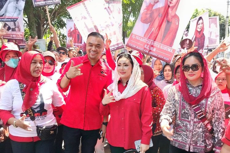 Pilkada merupakan salah satu momen penting dalam dunia politik Indonesia, termasuk di Kabupaten Brebes. Setiap pemilihan kepala daerah selalu memiliki dinamika yang menarik untuk diikuti, terutama terkait dengan penjaringan calon yang dilakukan oleh partai politik. Dalam konteks ini, nama Paramitha Widya Kusuma muncul sebagai salah satu figur yang menarik perhatian publik. Artikel ini akan menggali lebih dalam mengenai perkembangan terbaru penjaringan partai politik di Pilkada Brebes, dengan fokus pada sosok Paramitha Widya Kusuma, serta proses dan tantangan yang dihadapi oleh partai-partai peserta. 1. Proses Penjaringan Calon di Pilkada Brebes Proses penjaringan calon dalam pemilihan kepala daerah merupakan langkah awal yang krusial bagi setiap partai politik. Di Kabupaten Brebes, tahapan ini tidak hanya melibatkan internal partai, tetapi juga melibatkan partisipasi masyarakat. Partai politik biasanya mengadakan berbagai kegiatan seperti diskusi dan survei untuk mengidentifikasi calon pemimpin yang potensial. Proses ini diharapkan dapat menghasilkan kandidat yang tidak hanya memenuhi syarat administratif, tetapi juga memiliki dukungan akar rumput yang kuat. Dalam konteks Pilkada Brebes, proses penjaringan ini dimulai dengan pembentukan tim seleksi yang bertugas untuk mengevaluasi para calon. Tim ini biasanya terdiri dari pengurus partai, tokoh masyarakat, dan ahli yang memiliki pengalaman dalam dunia politik. Mereka bertugas untuk mencermati berbagai aspek, termasuk visi dan misi calon, rekam jejak, serta kemampuan dalam menjalin komunikasi dengan masyarakat. Selama proses ini, nama-nama calon seringkali muncul dan menjadi sorotan publik. Paramitha Widya Kusuma, misalnya, telah mencuri perhatian banyak pihak, bukan hanya karena latar belakangnya yang kuat, tetapi juga karena dukungan yang mulai menguat dari berbagai kalangan. Keterlibatan masyarakat dalam mencalonkan diri sebagai pemimpin daerah menjadi salah satu indikator bahwa pemilihan kali ini lebih demokratis dan inklusif. Setiap partai memiliki kriteria yang berbeda dalam memilih calon. Beberapa fokus pada pengalaman politik, sementara yang lain lebih menekankan pada kemampuan dalam memberikan pelayanan publik. Dalam hal ini, Paramitha Widya Kusuma dapat dilihat sebagai sosok yang memiliki kombinasi unik dari keduanya. Ia bukan hanya aktif dalam dunia politik, tetapi juga dikenal luas sebagai sosok yang peduli terhadap isu-isu sosial di Brebes. Namun, tantangan dalam proses penjaringan ini juga tidak dapat diabaikan. Politik identitas, elitisme, dan korupsi menjadi beberapa isu yang kerap mengemuka. Oleh karena itu, partai politik harus berhati-hati dalam menentukan calon agar tidak terjebak dalam praktik-praktik yang dapat merugikan mereka di kemudian hari. 2. Profil Paramitha Widya Kusuma Paramitha Widya Kusuma adalah salah satu nama yang menjadi perbincangan hangat di kalangan masyarakat Brebes. Sebagai seorang politisi muda, ia memiliki latar belakang pendidikan yang mumpuni, serta pengalaman yang kaya dalam berbagai organisasi. Paramitha dikenal aktif dalam berbagai kegiatan sosial dan kemanusiaan, sehingga ia memiliki kedekatan dengan masyarakat. Latar belakang pendidikan Paramitha di universitas terkemuka memberikan dasar yang kuat dalam memahami dinamika politik dan sosial. Selain itu, pengalaman kerjanya di berbagai lembaga pemerintah dan organisasi non-pemerintah membuatnya semakin paham akan tantangan yang dihadapi oleh masyarakat Brebes. Hal ini membuatnya dianggap sebagai sosok yang tepat untuk menjadi pemimpin yang peka terhadap kebutuhan rakyat. Dukungan terhadap Paramitha juga datang dari berbagai elemen masyarakat, termasuk kaum muda. Ia dianggap sebagai representasi generasi baru yang diharapkan mampu membawa perubahan positif bagi Kabupaten Brebes. Banyak yang percaya bahwa Paramitha dapat menjembatani antara pemerintahan dan masyarakat, serta menghadirkan kebijakan yang lebih inklusif. Selain itu, Paramitha juga memiliki kemampuan komunikasi yang baik, yang menjadi modal utama dalam menjalin hubungan dengan berbagai kalangan. Dia mampu menyampaikan ide dan gagasannya dengan cara yang mudah dipahami, serta dapat berdialog dengan masyarakat dari berbagai latar belakang. Kemampuan ini sangat penting dalam konteks politik, di mana interaksi dengan pemilih menjadi kunci keberhasilan dalam mencapai posisi yang diinginkan. Namun, seperti halnya calon lainnya, Paramitha juga menghadapi tantangan dalam proses penjaringan ini. Ia harus mampu meyakinkan partai politik untuk mendukung pencalonannya, serta membangun kepercayaan publik di tengah banyaknya isu yang berkembang. Karakter dan integritasnya akan menjadi modal utama dalam meraih dukungan tersebut. 3. Dukungan Partai Politik terhadap Paramitha Dalam konteks penjaringan calon, dukungan dari partai politik sangat penting. Partai politik tidak hanya memberikan legitimasi, tetapi juga sumber daya yang diperlukan untuk kampanye. Dalam hal ini, Paramitha Widya Kusuma telah mendapatkan perhatian dari beberapa partai politik yang tertarik untuk mengusungnya sebagai calon dalam Pilkada Brebes. Dukungan ini biasanya didasarkan pada hasil evaluasi yang dilakukan oleh tim seleksi partai. Partai akan mengkaji potensi dan kapasitas calon untuk memenangkan pemilihan, serta kesesuaian visi misi dengan platform politik partai. Paramitha, dengan pengalaman dan dukungannya yang kuat dari masyarakat, dianggap memiliki peluang besar untuk memenangkan hati pemilih. Beberapa partai politik di Brebes telah menunjukkan minat untuk menjalin kerja sama dengan Paramitha. Misalnya, partai yang dikenal memiliki basis massa yang kuat di Brebes, melihat bahwa sosok Paramitha dapat menarik suara dari pemilih muda dan segmen masyarakat yang lebih luas. Ini adalah strategi yang cerdas, mengingat pemilih muda memiliki peran yang semakin besar dalam menentukan hasil pemilihan. Namun, dalam menjalin dukungan, Paramitha juga harus mampu berkomunikasi dengan baik dengan para pengurus partai. Ia perlu meyakinkan mereka bahwa dirinya adalah pilihan yang tepat dan mampu membawa perubahan yang diharapkan oleh partai dan masyarakat. Ini adalah tantangan yang tidak mudah, namun bisa teratasi dengan pendekatan yang tepat. Selain itu, menjalin dukungan dari partai politik juga memerlukan kompromi. Paramitha perlu memastikan bahwa visi dan misi yang dibawanya sejalan dengan kepentingan partai. Dalam hal ini, transparansi dan keterbukaan adalah kunci agar hubungan ini dapat berjalan harmonis dan saling menguntungkan. 4. Tantangan yang Dihadapi dalam Pilkada Brebes Setiap pemilihan kepala daerah tidak terlepas dari berbagai tantangan yang harus dihadapi oleh para calon, termasuk Paramitha Widya Kusuma. Salah satu tantangan terbesar dalam Pilkada Brebes adalah kompetisi yang ketat antar calon. Banyak figur yang memiliki pengalaman dan dukungan yang kuat, sehingga persaingan akan sangat sengit. Kompetisi ini tidak hanya terjadi di tingkat pencalonan, tetapi juga dalam kampanye. Calon harus mampu menonjolkan diri di tengah banyaknya informasi dan berita yang beredar. Strategi komunikasi yang efektif menjadi sangat penting untuk memastikan pesan yang disampaikan dapat diterima oleh pemilih dengan baik. Tantangan lainnya adalah isu-isu sosial yang ada di masyarakat. Setiap calon diharapkan memiliki solusi yang konkret untuk mengatasi berbagai permasalahan yang dihadapi oleh masyarakat Brebes, seperti pendidikan, kesehatan, dan infrastruktur. Paramitha, dengan latar belakangnya yang kuat, perlu mampu merumuskan kebijakan yang realistis dan dapat diterapkan, agar mendapatkan simpati dari masyarakat. Di samping itu, kampanye yang dilakukan juga harus mempertimbangkan aspek etika. Dalam dunia politik, isu-isu seperti black campaign dan hoaks seringkali muncul, dan ini dapat merusak reputasi para calon. Oleh karena itu, Paramitha perlu menjaga citra dan integritasnya agar tetap dipercaya oleh masyarakat. Masyarakat Brebes juga memiliki harapan yang tinggi terhadap calon yang akan mereka pilih. Mereka menginginkan sosok pemimpin yang mampu membawa perubahan dan kemajuan. Dalam konteks ini, Paramitha Widya Kusuma harus mampu menjawab harapan tersebut dengan tindakan nyata dan kebijakan yang berpihak pada rakyat.