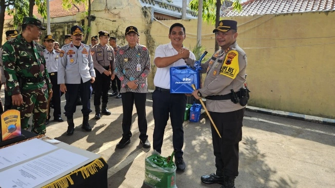 Di tengah tantangan distribusi bahan bakar minyak (BBM) yang semakin kompleks, Pertamina Patra Niaga menunjukkan komitmennya untuk memastikan kelancaran penyaluran BBM melalui kerja sama strategis dengan Polres Brebes. Kerja sama ini bertujuan untuk menjaga keamanan dan ketertiban dalam proses distribusi, serta menjamin ketersediaan BBM yang memadai bagi masyarakat. Dalam konteks ini, penting untuk memahami lebih dalam mengenai bagaimana kerja sama ini diimplementasikan, manfaat yang dihasilkan, serta tantangan yang mungkin dihadapi. Artikel ini akan membahas berbagai aspek dari kolaborasi ini secara mendetail. 1. Latar Belakang Kerja Sama Pertamina Patra Niaga dan Polres Brebes Kerja sama antara Pertamina Patra Niaga dan Polres Brebes lahir dari kebutuhan mendesak untuk mengatasi berbagai permasalahan yang timbul dalam penyaluran BBM. Brebes, sebagai salah satu daerah yang memiliki tingkat mobilitas tinggi, seringkali mengalami tantangan dalam distribusi BBM, terutama selama periode-periode tertentu seperti liburan atau saat terjadi lonjakan permintaan. Pertamina Patra Niaga, sebagai anak perusahaan PT Pertamina (Persero) yang bertanggung jawab atas distribusi dan pemasaran produk minyak, menyadari bahwa menjaga kelancaran pasokan BBM adalah hal yang sangat penting. Oleh karena itu, mereka menggandeng Polres Brebes untuk memperkuat pengamanan dan pengawasan terhadap proses distribusi. Dengan adanya sinergi ini, diharapkan dapat mengurangi kemungkinan terjadinya penyimpangan, penimbunan, atau tindakan kriminal lainnya yang dapat mengganggu kelancaran pasokan. Pelaksanaan kerja sama ini melibatkan berbagai kegiatan, antara lain pengawalan armada pengangkut BBM, pengawasan di titik-titik distribusi, serta penyuluhan kepada masyarakat mengenai pentingnya penggunaan BBM yang bijak. Dengan pendekatan ini, baik Pertamina Patra Niaga maupun Polres Brebes berupaya menciptakan ekosistem yang lebih aman dan teratur dalam penyaluran BBM. 2. Implementasi Kerja Sama: Proses dan Strategi Implementasi kerja sama antara Pertamina Patra Niaga dan Polres Brebes tidaklah instan. Sebagai langkah awal, kedua pihak melakukan serangkaian pertemuan untuk merumuskan strategi dan mekanisme kerja yang efektif. Salah satu strategi utama adalah pengawalan armada pengangkut BBM yang dilakukan oleh pihak kepolisian. Dalam hal ini, Polres Brebes memberikan dukungan dalam bentuk pengawalan konvoi kendaraan pengangkut BBM, terutama pada saat-saat tertentu yang rawan penyimpangan. Proses pengawalan ini meliputi pengaturan rute yang aman, penempatan anggota kepolisian di titik-titik strategis, serta koordinasi yang baik antara pihak Pertamina Patra Niaga dan Polres. Dengan adanya pengawalan ini, diharapkan armada pengangkut BBM dapat sampai ke tujuan dengan aman dan tepat waktu. Selain pengawalan, strategi lain yang diimplementasikan adalah peningkatan pengawasan di lokasi-lokasi distribusi. Polres Brebes juga dilibatkan dalam melakukan inspeksi ke SPBU dan lokasi penyimpanan BBM untuk memastikan tidak ada praktik ilegal yang merugikan masyarakat. Kegiatan ini dilaksanakan secara berkala, dan hasilnya dilaporkan kepada Pertamina Patra Niaga sebagai bahan evaluasi. Tidak hanya itu, sosialisasi kepada masyarakat juga menjadi bagian penting dalam kerja sama ini. Melalui berbagai forum dan kegiatan, masyarakat diajak untuk lebih memahami pentingnya menggunakan BBM dengan bijak serta melaporkan jika menemukan kejanggalan dalam distribusi. Dengan pendekatan yang komprehensif ini, diharapkan kesadaran masyarakat akan meningkat, sehingga dapat mencegah terjadinya penyimpangan. 3. Manfaat Kerja Sama bagi Masyarakat dan Lingkungan Kerja sama antara Pertamina Patra Niaga dan Polres Brebes memberikan berbagai manfaat, baik bagi masyarakat maupun lingkungan sekitar. Pertama, dengan adanya pengawalan dan pengawasan yang ketat, distribusi BBM menjadi lebih aman dan terjamin. Masyarakat tidak perlu khawatir akan adanya kelangkaan atau lonjakan harga yang tidak wajar, karena mekanisme pengawasan yang diterapkan dapat mengantisipasi hal tersebut. Kedua, kerja sama ini juga mendukung terciptanya transparansi dalam penyaluran BBM. Dengan adanya pengawasan dari pihak kepolisian, masyarakat dapat lebih percaya bahwa setiap proses distribusi dilakukan secara adil dan sesuai dengan ketentuan yang berlaku. Hal ini penting untuk membangun kepercayaan masyarakat terhadap institusi yang terlibat dalam penyaluran BBM. Selain itu, kerja sama ini memiliki dampak positif terhadap lingkungan. Dengan pengawasan yang lebih ketat, potensi terjadinya pencemaran lingkungan akibat kebocoran atau penyimpanan BBM yang tidak sesuai standar dapat diminimalisir. Pertamina Patra Niaga juga berkomitmen untuk menerapkan praktik ramah lingkungan dalam setiap tahap penyaluran BBM, sehingga dapat menjaga kelestarian lingkungan. Terakhir, sosialisasi kepada masyarakat mengenai penggunaan BBM yang bijak juga menjadi salah satu manfaat dari kerja sama ini. Masyarakat diharapkan dapat lebih memahami pentingnya menghemat energi dan menggunakan BBM sesuai kebutuhan, yang pada gilirannya dapat mengurangi dampak negatif terhadap lingkungan. 4. Tantangan dan Solusi dalam Penyaluran BBM Meskipun kerja sama antara Pertamina Patra Niaga dan Polres Brebes telah menunjukkan hasil yang positif, tantangan dalam penyaluran BBM tetap ada. Salah satu tantangan utama adalah masih adanya oknum yang mencoba memanfaatkan situasi untuk melakukan penimbunan atau praktik ilegal lainnya. Hal ini memerlukan perhatian dan tindakan tegas dari pihak kepolisian serta Pertamina Patra Niaga untuk menindak pelanggaran yang ada. Selain itu, keberadaan infrastruktur yang belum sepenuhnya memadai juga menjadi tantangan tersendiri. Beberapa daerah di Brebes masih mengalami keterbatasan dalam hal aksesibilitas, yang dapat menghambat proses distribusi. Untuk mengatasi masalah ini, Pertamina Patra Niaga terus berupaya melakukan perbaikan dan pengembangan infrastruktur, serta mencari solusi alternatif untuk memastikan pasokan BBM tetap lancar. Komunikasi yang efektif antara semua pihak juga menjadi kunci untuk mengatasi tantangan yang ada. Pertamina Patra Niaga dan Polres Brebes perlu terus menjalin komunikasi yang baik, baik dalam perencanaan maupun pelaksanaan. Dengan saling berkoordinasi dan berbagi informasi, diharapkan setiap masalah yang muncul dapat segera diidentifikasi dan diatasi.