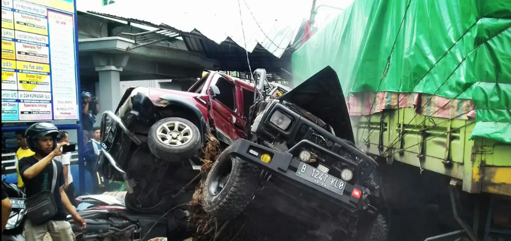 Kecelakaan lalu lintas merupakan salah satu peristiwa yang kerap terjadi di jalan raya, dan sering kali meninggalkan kesan mendalam bagi mereka yang menyaksikannya. Pada sebuah hari yang cerah di kawasan Brebes, sebuah insiden tragis melibatkan sebuah truk yang menabrak tiga kendaraan lain di turunan Kretek. Kecelakaan ini tidak hanya mengakibatkan kerugian materiil, tetapi juga menciptakan kepanikan di antara warga dan pengendara yang ada di lokasi. Dua orang mengalami luka-luka akibat kecelakaan ini, yang menambah daftar panjang insiden serupa di Indonesia. Dalam artikel ini, kita akan menggali lebih dalam mengenai kecelakaan ini melalui keterangan para saksi, analisis penyebab, dampak yang ditimbulkan, serta langkah-langkah yang diambil untuk mencegah kejadian serupa di masa depan. 1. Kronologi Kejadian Kecelakaan Kecelakaan di turunan Kretek Brebes ini terjadi sekitar pukul 15.30 WIB. Menurut informasi yang dihimpun, truk yang mengalami rem blong meluncur dengan kecepatan tinggi dari arah atas turunan. Di saat yang bersamaan, tiga mobil yang sedang melaju di jalur yang sama tidak dapat menghindari tabrakan tersebut. Saksi yang berada di lokasi, Budi, mengungkapkan bahwa ia melihat truk tersebut melaju dengan cepat dan tampak tidak dapat mengendalikan laju kendaraannya. Budi menceritakan, "Saya sedang duduk di warung kopi di pinggir jalan. Tiba-tiba saya mendengar suara keras seperti ledakan. Ketika saya menoleh, saya melihat truk besar menabrak mobil-mobil yang ada di depannya." Tabrakan tersebut menyebabkan mobil-mobil yang tertabrak terhempas ke berbagai arah, dan beberapa di antaranya mengalami kerusakan parah. Kecelakaan ini juga menarik perhatian banyak pengendara lain yang melintas di jalur tersebut. Beberapa saksi mata menyebutkan bahwa mereka mendengar teriakan dan suara klakson mobil yang bersahutan. Seorang saksi bernama Andi menambahkan, "Saya melihat banyak orang berlarian menuju lokasi untuk membantu korban." Dalam waktu yang tidak lama, petugas kepolisian dan ambulans tiba di lokasi kejadian. Mereka segera melakukan evakuasi terhadap dua orang yang mengalami luka-luka. Kecelakaan ini menimbulkan kemacetan yang cukup parah di sekitar lokasi, dan pihak berwenang harus bekerja ekstra keras untuk mengatur lalu lintas agar kembali normal. 2. Analisis Penyebab Kecelakaan Setelah kejadian tersebut, pihak kepolisian melakukan penyelidikan untuk menemukan penyebab kecelakaan. Dari informasi yang diperoleh, diketahui bahwa rem truk tersebut mengalami kerusakan, yang mengakibatkan kendaraan tidak dapat berhenti pada saat dibutuhkan. Para petugas lalu lintas juga melakukan pemeriksaan terhadap kelayakan kendaraan tersebut. Dari hasil pemeriksaan, diketahui bahwa kendaraan truk tersebut tidak memiliki dokumen yang lengkap, dan pengemudinya pun tidak memiliki SIM yang valid. Hal ini menunjukkan bahwa kecelakaan ini bukan hanya disebabkan oleh faktor teknis, tetapi juga disebabkan oleh kelalaian pengemudi. Pakar keselamatan lalu lintas, Dr. Rudi, menjelaskan bahwa banyak kecelakaan di jalan raya terjadi karena pengemudi tidak memahami kondisi kendaraan mereka, terutama saat melintasi jalan yang menurun atau berbelok tajam. "Kondisi rem yang tidak baik saat melaju di turunan sangat berbahaya. Pengemudi seharusnya memeriksa kendaraan secara berkala untuk memastikan semua komponen berfungsi dengan baik," tambahnya. Melalui analisis ini, kita dapat menyimpulkan bahwa penting bagi setiap pengendara untuk memastikan kendaraan mereka dalam kondisi prima sebelum berangkat. Selain itu, penegakan hukum terhadap pengemudi yang melanggar aturan juga perlu diintensifkan agar kejadian serupa tidak terulang di masa mendatang. 3. Dampak Kecelakaan Terhadap Masyarakat Kecelakaan di turunan Kretek Brebes ini tidak hanya berdampak pada korban yang langsung terlibat, tetapi juga pada masyarakat sekitar. Kecelakaan yang mengakibatkan kemacetan dan kepanikan ini menimbulkan ketidaknyamanan bagi pengendara lain yang terjebak dalam kemacetan. Salah satu dampak yang cukup signifikan adalah ketakutan yang dirasakan oleh warga setempat. Banyak dari mereka yang merasa khawatir akan keselamatan mereka ketika melintas di jalan tersebut. Melihat kejadian ini, beberapa warga mengusulkan agar pemerintah setempat memasang rambu-rambu peringatan yang lebih jelas serta melakukan peningkatan infrastruktur jalan agar lebih aman. Dari sisi psikologis, korban yang mengalami luka-luka juga perlu mendapatkan perhatian. Mereka mungkin akan mengalami trauma akibat kecelakaan tersebut, yang dapat berdampak pada aktivitas sehari-hari mereka. Oleh karena itu, penting bagi instansi kesehatan untuk menyediakan layanan psikologis bagi mereka yang membutuhkan. Kecelakaan seperti ini juga menjadi pembelajaran bagi pengemudi lain untuk lebih berhati-hati dan mematuhi aturan berlalu lintas. Masyarakat diharapkan dapat meningkatkan kesadaran akan pentingnya keselamatan di jalan raya, baik sebagai pengemudi, penumpang, maupun pejalan kaki. 4. Upaya Pencegahan Kecelakaan Lalu Lintas Berdasarkan kejadian ini, sejumlah langkah pencegahan perlu diambil untuk mengurangi risiko kecelakaan di masa depan. Salah satu langkah yang dapat diambil adalah peningkatan pengawasan terhadap kendaraan berat, seperti truk, yang melintas di daerah rawan kecelakaan. Pemerintah dan dinas perhubungan dapat melakukan pemeriksaan rutin untuk memastikan kendaraan memenuhi standar keselamatan. Selain itu, sosialisasi mengenai pentingnya pemeliharaan kendaraan juga perlu digalakkan. Masyarakat perlu diberi pemahaman tentang cara melakukan pemeriksaan sederhana pada kendaraan sebelum digunakan, termasuk kondisi rem, ban, dan sistem kemudi. Dengan meningkatnya kesadaran akan keselamatan berkendara, diharapkan akan mengurangi jumlah kecelakaan yang terjadi. Pengemudi juga perlu diingatkan untuk selalu mematuhi rambu-rambu lalu lintas dan batas kecepatan yang ditentukan. Pelatihan berkala bagi pengemudi truk, terutama mengenai teknik berkendara di jalan menurun, juga dapat menjadi langkah yang efektif untuk mencegah kecelakaan serupa. Akhirnya, kolaborasi antara pemerintah, aparat kepolisian, dan masyarakat sangat penting dalam menciptakan lingkungan yang lebih aman di jalan raya. Dengan berbagai upaya ini, diharapkan kecelakaan lalu lintas dapat diminimalkan, dan keselamatan pengguna jalan dapat terjaga.