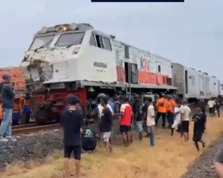 KA Manahan Anjlok di Brebes Imbas Tabrak Truk