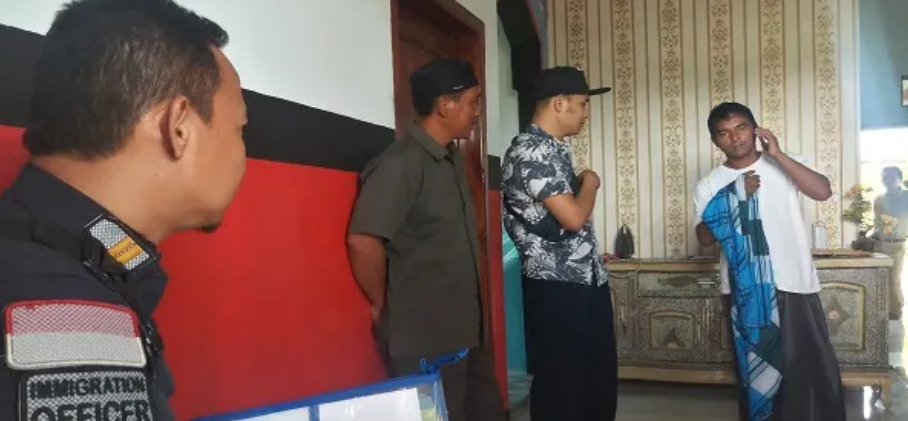 Dalam beberapa dekade terakhir, fenomena migrasi tenaga kerja dari negara-negara Asia Selatan, termasuk Bangladesh, semakin meningkat. Masyarakat Bangladesh, yang sering kali mencari peruntungan di luar negeri, sering kali menghadapi risiko dan tantangan yang tidak terduga. Salah satu kasus yang menarik perhatian publik adalah penjemputan paksa seorang Warga Negara Asing (WNA) dari Bangladesh di Brebes, yang telah bersembunyi selama sebulan. Artikel ini akan membahas secara mendalam mengenai latar belakang kejadian tersebut, proses penjemputan, respons masyarakat, serta isu-isu yang berkaitan dengan migrasi tenaga kerja. 1. Latar Belakang Kasus Kasus ini bermula ketika seorang WNA asal Bangladesh, yang bernama Rahim, datang ke Indonesia dengan visa kerja. Ia berencana untuk bekerja di sektor pertanian di Brebes, sebuah wilayah yang terkenal dengan produksi bawang merah. Namun, setelah beberapa minggu bekerja, Rahim mengalami masalah dengan majikannya dan memilih untuk melarikan diri. Bersembunyi di Brebes selama sebulan, ia terpaksa berinteraksi dengan masyarakat lokal dan menjalani kehidupan yang sulit. Kondisi ekonomi yang mendorong Rahim untuk meninggalkan Bangladesh adalah hal yang umum. Negara tersebut menghadapi beragam masalah, seperti kemiskinan, kurangnya lapangan pekerjaan, dan bencana alam yang sering terjadi. Bagi banyak orang, bekerja di luar negeri adalah satu-satunya cara untuk meningkatkan kualitas hidup mereka dan keluarga mereka. Namun, banyak dari mereka yang tidak memahami sepenuhnya peraturan dan risiko yang terkait dengan migrasi. Rahim adalah salah satu dari sekian banyak contoh seorang migran yang terjebak dalam situasi yang sulit. Ia tidak hanya melarikan diri dari majikannya, tetapi juga berhadapan dengan ketidakpastian hukum dan ketakutan akan deportasi. Hal ini menciptakan sebuah dilema bagi para migran yang ingin mencari kehidupan yang lebih baik, namun dihadapkan dengan realitas yang keras. 2. Proses Penjemputan Setelah sebulan bersembunyi, Rahim akhirnya dijemput oleh pihak berwenang. Proses penjemputan ini melibatkan berbagai instansi, termasuk kepolisian, imigrasi, dan perwakilan Konsulat Bangladesh. Menurut informasi yang diperoleh, pihak berwenang telah menerima laporan mengenai keberadaan Rahim dari masyarakat sekitar. Penjemputan tersebut dilakukan secara resmi, dengan tujuan untuk memastikan bahwa Rahim mendapatkan perlindungan yang layak sebagai seorang WNA. Namun, situasi ini juga menimbulkan banyak pertanyaan mengenai hak-hak para migran. Apakah mereka mendapatkan perlindungan hukum yang cukup? Bagaimana dengan perlakuan terhadap mereka saat berhadapan dengan pihak berwenang? Dalam proses penjemputan, Rahim diinterogasi untuk mengetahui latar belakang serta alasan di balik pelariannya. Ia menjelaskan situasinya, termasuk perlakuan yang tidak adil dari majikannya, dan mengungkapkan keinginannya untuk kembali ke Bangladesh. Proses ini memakan waktu, namun pihak berwenang berusaha untuk menjamin bahwa semua prosedur diikuti sesuai dengan hukum yang berlaku. 3. Respons Masyarakat Kejadian ini tidak hanya menarik perhatian pihak berwenang, tetapi juga memicu reaksi dari masyarakat Brebes. Beberapa penduduk menunjukkan empati terhadap kondisi Rahim, sementara yang lain berpendapat bahwa tindakan pelarian tersebut tidak dapat dibenarkan. Diskusi mengenai masalah migrasi dan perlakuan terhadap pekerja asing menjadi hangat di kalangan warga lokal. Masyarakat memiliki pandangan yang berbeda mengenai keberadaan WNA di daerah mereka. Di satu sisi, mereka menyadari bahwa pekerja asing sering kali memberikan kontribusi positif bagi ekonomi lokal, terutama di sektor pertanian. Namun, di sisi lain, mereka juga merasa khawatir akan dampak negatif yang mungkin ditimbulkan, termasuk potensi konflik sosial dan ketidakadilan di tempat kerja. Untuk meningkatkan pemahaman masyarakat tentang isu migrasi tenaga kerja, beberapa organisasi non-pemerintah (NGO) mulai melakukan sosialisasi dan edukasi tentang hak-hak pekerja migran. Hal ini bertujuan untuk menciptakan lingkungan yang lebih inklusif dan adil bagi semua pekerja, baik lokal maupun asing. 4. Isu-isu Migrasi Tenaga Kerja Kasus Rahim di Brebes adalah gambaran kecil dari isu yang lebih besar yang dihadapi oleh pekerja migran di seluruh dunia. Banyak migran, terutama dari negara berkembang, sering kali menghadapi eksploitasi, perlakuan tidak adil, dan bahkan pelanggaran hak asasi manusia. Isu-isu ini diperparah dengan kurangnya pengetahuan tentang hukum dan regulasi di negara tujuan. Banyak migran yang tidak mendapatkan informasi yang cukup mengenai hak-hak mereka dan prosedur yang harus diikuti saat bekerja di luar negeri. Ini menciptakan celah yang bisa dimanfaatkan oleh majikan yang tidak bertanggung jawab. Selain itu, kerjasama antara pemerintah negara asal dan negara tujuan harus ditingkatkan untuk melindungi hak-hak pekerja migran. Pemerintah negara asal, seperti Bangladesh, perlu memberikan dukungan kepada warganya yang bekerja di luar negeri, termasuk bantuan hukum dan perlindungan konsuler. Di sisi lain, negara tujuan juga harus memastikan bahwa hak-hak pekerja migran dihormati dan dilindungi.