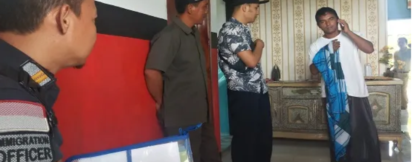 Dalam beberapa tahun terakhir, fenomena keberadaan tenaga kerja asing (TKA) di Indonesia terus menjadi sorotan. Salah satu insiden menarik perhatian publik terjadi di Brebes, di mana seorang warga negara asing (WNA) dari Bangladesh terpaksa dijemput setelah bersembunyi selama sebulan. Kasus ini tidak hanya menyoroti isu legalitas keberadaan TKA, tetapi juga tantangan yang dihadapi oleh pemerintah dalam menegakkan aturan. Artikel ini akan membahas lebih dalam mengenai latar belakang kasus ini, prosedur penjemputan, dampak sosial dan hukum, serta pandangan masyarakat terkait keberadaan TKA di Indonesia. 1. Latar Belakang Kasus WNA Bangladesh Kasus ini berawal dari kedatangan seorang WNA asal Bangladesh yang diduga bekerja di sektor informal tanpa izin resmi. Keberadaan TKA yang tidak terdaftar menjadi masalah yang kompleks bagi pemerintah, mengingat adanya risiko yang terkait dengan pelanggaran hukum serta potensi dampak negatif terhadap pasar tenaga kerja lokal. WNA ini berusaha menghindari penangkapan dengan bersembunyi di Brebes, sebuah kota kecil di Jawa Tengah. Selama sebulan, ia menghindari pihak berwenang dengan menggunakan berbagai cara, termasuk berpindah tempat tinggal dan menghindari kontak sosial. Hal ini menunjukkan betapa seriusnya masalah keberadaan TKA ilegal dalam konteks penegakan hukum di Indonesia. Banyak faktor yang menyebabkan masalah ini, mulai dari tingginya permintaan akan tenaga kerja di sektor-sektor tertentu, hingga kurangnya pemahaman mengenai peraturan ketenagakerjaan di kalangan WNA. Kasus ini juga membuka diskusi lebih luas tentang regulasi ketenagakerjaan di Indonesia, serta bagaimana pemerintah dapat lebih efektif dalam mengawasi keberadaan TKA, terutama yang berasal dari negara-negara seperti Bangladesh. Masyarakat lokal pun mulai memberi perhatian lebih terhadap isu ini, dengan berbagai pandangan yang muncul terkait dampak positif dan negatif dari keberadaan TKA di daerah mereka. 2. Prosedur Penjemputan dan Penanganan Hukum Setelah keberadaan WNA Bangladesh ini terdeteksi, pihak berwenang melakukan tindakan untuk menjemputnya secara paksa. Prosedur penjemputan ini melibatkan beberapa instansi, termasuk imigrasi dan kepolisian. Penjemputan paksa adalah langkah terakhir yang diambil setelah berbagai upaya untuk menemukan dan mendatangkan WNA tersebut secara sukarela tidak membuahkan hasil. Pihak imigrasi melakukan investigasi untuk memastikan identitas dan status hukum WNA ini. Dalam proses ini, mereka berkoordinasi dengan pihak keamanan setempat untuk menghindari potensi konflik yang bisa terjadi selama penjemputan. Penjemputan dilakukan di lokasi yang dianggap aman dan strategis, dengan harapan bahwa proses ini dapat berlangsung tanpa insiden. Setelah dijemput, WNA tersebut dibawa ke kantor imigrasi terdekat untuk pemeriksaan lebih lanjut. Di sana, pihak imigrasi akan menentukan langkah selanjutnya, apakah akan mengembalikannya ke negara asal atau memberikan sanksi administratif. Selain itu, kasus ini juga berpotensi untuk menjadi bahan evaluasi bagi pemerintah dalam merumuskan kebijakan ketenagakerjaan bagi TKA di masa mendatang. Isu penjemputan paksa oleh pihak berwenang ini seringkali menjadikan masyarakat bersikap polaritas. Sebagian mendukung tindakan ini sebagai langkah untuk menegakkan hukum, sementara yang lain menyoroti perlunya pendekatan yang lebih manusiawi dalam menangani kasus-kasus serupa. 3. Dampak Sosial dan Hukum terkait Peristiwa Ini Kasus WNA Bangladesh yang terpaksa dijemput paksa ini memiliki dampak sosial dan hukum yang signifikan. Dari segi hukum, kasus ini mencerminkan ketidakpatuhan terhadap regulasi yang ada. Banyak pihak yang menganggap bahwa penegakan hukum harus lebih ketat terhadap TKA yang tidak memiliki izin resmi, agar tidak merugikan tenaga kerja lokal. Dari perspektif sosial, keberadaan TKA yang tidak terdaftar dapat menciptakan ketegangan di masyarakat. Masyarakat lokal sering kali merasa terancam dengan adanya persaingan tenaga kerja yang tidak adil, terutama di sektor-sektor yang sama. Ketidakpastian ini dapat menimbulkan rasa ketidakadilan bagi pekerja lokal yang sudah menginvestasikan waktu dan usaha untuk mendapatkan pekerjaan. Selain itu, kasus ini juga membuka peluang untuk dialog antara pemerintah dan masyarakat mengenai perlunya regulasi yang lebih jelas dan adil terkait keberadaan TKA. Masyarakat diharapkan dapat berpartisipasi dalam proses pengambilan keputusan agar kebijakan yang dihasilkan dapat mencerminkan kebutuhan semua pihak. Di sisi lain, penjemputan WNA ini juga menimbulkan pertanyaan mengenai hak asasi manusia. Banyak yang berpendapat bahwa tindakan paksa bisa dianggap pelanggaran, terutama jika tidak dilakukan dengan cara yang transparan dan berkeadilan. Ke depannya, pemerintah perlu mempertimbangkan aspek-aspek ini saat merumuskan kebijakan terkait tenaga kerja asing. 4. Pandangan Masyarakat tentang Keberadaan TKA di Indonesia Pandangan masyarakat mengenai TKA di Indonesia cukup beragam. Sebagian besar masyarakat menganggap bahwa keberadaan TKA dapat memberikan dampak positif, terutama jika mereka bekerja di sektor-sektor yang kekurangan tenaga kerja. Misalnya, di sektor konstruksi dan pertanian, banyak yang berpendapat bahwa TKA dapat membantu meningkatkan produktivitas. Namun, ada juga segmen masyarakat yang skeptis dan menilai bahwa keberadaan TKA justru menambah masalah, seperti pengangguran di kalangan lokal dan menurunnya upah tenaga kerja. Hal ini berpotensi memicu protes dan ketidakpuasan, terutama jika tidak ada transparansi dalam penerimaan TKA. Isu lain yang sering muncul adalah kualitas kerja TKA dibandingkan dengan tenaga kerja lokal. Banyak warga yang meragukan kemampuan TKA untuk beradaptasi dengan budaya lokal, serta mematuhi standar kerja yang diharapkan. Sebagai solusi, pemerintah diharapkan dapat memberikan pelatihan dan edukasi kepada TKA agar mereka dapat berkontribusi secara maksimal. Oleh karena itu, penting bagi pemerintah untuk mendengarkan suara masyarakat dan mengedukasi publik mengenai manfaat dan risiko dari keberadaan TKA. Melalui pendekatan yang lebih inklusif, diharapkan hubungan antara masyarakat lokal dan TKA dapat berjalan harmonis.