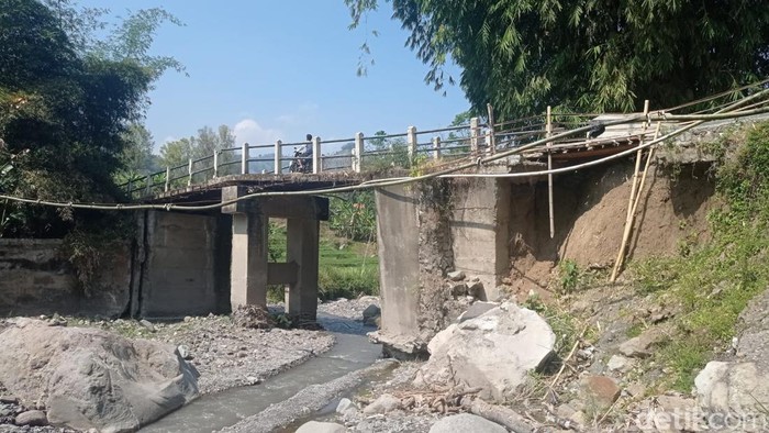 Jembatan memiliki peranan penting dalam kehidupan masyarakat, terutama di daerah-daerah pedesaan yang bergantung pada aksesibilitas untuk berinteraksi dan melakukan aktivitas sehari-hari. Di Desa Mlayang, Brebes, situasi yang mengkhawatirkan muncul ketika jembatan utama yang menghubungkan beberapa pedukuhan nyaris putus. Kondisi ini menciptakan ancaman serius bagi lima pedukuhan yang bergantung pada jembatan tersebut. Artikel ini akan membahas lebih dalam mengenai keadaan jembatan, dampak yang ditimbulkan bagi masyarakat, langkah-langkah yang diambil pemerintah, serta harapan dan solusi untuk mengatasi masalah ini. 1. Kondisi Jembatan Desa Mlayang yang Memprihatinkan Jembatan di Desa Mlayang merupakan akses vital bagi masyarakat yang tinggal di sekitar wilayah tersebut. Jembatan ini tidak hanya berfungsi sebagai penghubung antar pedukuhan, tetapi juga sebagai jalur transportasi utama bagi kendaraan dan pejalan kaki. Dalam beberapa tahun terakhir, jembatan ini mengalami penurunan kualitas yang signifikan, mulai dari retakan pada struktur, hingga kerusakan pada bagian fondasi. Penyebab utama dari kondisi ini adalah kurangnya pemeliharaan dan peningkatan infrastruktur yang memadai. Selama musim hujan, arus air yang deras seringkali menghantam jembatan ini, menambah risiko kerusakan. Beberapa laporan menyebutkan bahwa bagian bawah jembatan telah mengalami erosi yang cukup parah. Hal ini menjadi perhatian serius bagi masyarakat setempat yang khawatir bahwa jembatan bisa ambruk sewaktu-waktu. Dengan kondisi seperti ini, tidak heran jika warga mengungkapkan kekhawatiran mereka terhadap keselamatan dan akses mereka ke berbagai layanan dasar. Masyarakat Desa Mlayang, yang terdiri dari lima pedukuhan, sangat terdampak oleh kondisi jembatan ini. Setiap harinya, ribuan penduduk bergantung pada jembatan untuk pergi ke pasar, sekolah, dan fasilitas kesehatan. Ketidakpastian mengenai kestabilan jembatan membuat aktivitas sehari-hari mereka terganggu. Selain itu, jembatan yang tidak berfungsi juga menghambat distribusi barang dan kebutuhan pokok, yang dapat memengaruhi perekonomian lokal. Dengan adanya laporan mengenai risiko putusnya jembatan, masyarakat telah mulai bersuara. Mereka meminta perhatian dari pemerintah setempat untuk segera melakukan evaluasi dan perbaikan. Kekhawatiran ini semakin mendalam mengingat pentingnya infrastruktur yang baik untuk menunjang kehidupan sehari-hari. 2. Dampak Terisolasinya Lima Pedukuhan Ketika jembatan Desa Mlayang terancam putus, dampak yang ditimbulkan tidak hanya bersifat fisik tetapi juga sosial dan ekonomi. Lima pedukuhan yang terancam terisolir adalah Mlayang, Jati, Kalisalak, Sidamulya, dan Kedungwringin. Isolasi ini akan memengaruhi semua aspek kehidupan masyarakat, mulai dari akses pendidikan, kesehatan, hingga kegiatan ekonomi. Dari aspek pendidikan, anak-anak yang biasanya bersekolah di luar pedukuhan terpaksa harus menunda atau bahkan menghentikan pendidikan mereka. Situasi ini tentu sangat memprihatinkan, terutama di era di mana pendidikan menjadi sangat penting untuk masa depan anak-anak. Selain itu, orang tua mereka yang biasanya mengantar dan menjemput harus menghadapi tantangan berat untuk mencari jalur alternatif yang mungkin lebih jauh dan berbahaya. Dari sisi kesehatan, terputusnya akses menuju fasilitas kesehatan dapat berakibat fatal. Warga yang membutuhkan perawatan medis mendesak mungkin akan menghadapi kesulitan untuk menuju rumah sakit atau puskesmas terdekat. Dalam situasi darurat seperti kecelakaan atau penyakit mendadak, waktu sangatlah berharga. Jika tidak ada jembatan yang dapat dilalui, resiko kematian atau komplikasi kesehatan akan meningkat. Ekonomi juga menjadi salah satu sektor yang paling terpukul. Para petani dan pedagang yang biasanya menjual hasil bumi ke pasar harus mencari cara alternatif untuk mendistribusikan produk mereka. Dengan adanya keterbatasan dalam aksesibilitas, harga barang dapat melonjak, dan pendapatan masyarakat berkurang. Hal ini akan menyebabkan efek domino yang dapat memperburuk kondisi ekonomi desa secara keseluruhan. Dengan banyaknya dampak negatif ini, jelas bahwa tindakan cepat diperlukan untuk mencegah situasi semakin memburuk. Masyarakat, pemerintah, dan pihak-pihak terkait perlu berkolaborasi untuk menemukan solusi yang tepat agar jembatan dapat diperbaiki dan akses kembali terbuka bagi semua pedukuhan. 3. Upaya Pemerintah dan Masyarakat dalam Menanggulangi Krisis Menanggapi situasi kritis ini, pemerintah setempat mulai mengambil langkah-langkah untuk mengatasi masalah yang dihadapi. Langkah awal yang dilakukan adalah melakukan evaluasi terhadap kondisi jembatan dan menentukan tindakan perbaikan yang diperlukan. Tim dari dinas pekerjaan umum dan perumahan rakyat (PUPR) juga dikerahkan untuk melakukan penilaian teknis secara menyeluruh. Selain itu, pemerintah juga mulai melakukan sosialisasi kepada masyarakat mengenai langkah-langkah yang akan diambil. Ini penting untuk menjaga transparansi dan mendapatkan dukungan dari warga. Masyarakat juga diajak untuk berpartisipasi dalam proses pemulihan, yang mana mereka dapat memberikan masukan dan ide mengenai solusi jangka pendek maupun jangka panjang. Dalam jangka pendek, pemerintah berencana melakukan perbaikan darurat untuk menjaga agar jembatan tetap dapat dilalui sambil menunggu perbaikan permanen. Hal ini termasuk memperkuat struktur jembatan dan melakukan pemindahan material yang menghambat aliran air di bawah jembatan. Namun, langkah ini bersifat sementara dan tidak menyelesaikan akar masalah yang ada. Dalam jangka panjang, pemerintah berkomitmen untuk merencanakan pembangunan jembatan baru yang lebih kuat dan tahan lama. Ini akan melibatkan studi kelayakan, penganggaran, dan pengembangan infrastruktur yang lebih baik. Warga desa juga diharapkan berperan aktif dalam memberikan masukan serta laporan mengenai keadaan jembatan pasca-perbaikan. Keterlibatan masyarakat sangat penting dalam proses ini, karena mereka adalah pihak yang paling merasakan dampak dari kerusakan jembatan. Dengan pengawasan dan partisipasi aktif, diharapkan perbaikan dapat dilakukan lebih efektif dan efisien. Semua upaya ini diharapkan dapat menjamin keamanan dan kenyamanan bagi masyarakat Desa Mlayang dan pedukuhan sekitarnya. 4. Harapan dan Solusi untuk Masa Depan Situasi yang dihadapi oleh Desa Mlayang merupakan gambaran nyata dari tantangan infrastruktur yang dihadapi oleh banyak daerah di Indonesia. Harapan untuk masa depan jembatan dan aksesibilitas pedukuhan sangat bergantung pada komitmen semua pihak untuk bekerja sama dalam menemukan solusi yang tepat. Salah satu solusi yang mungkin adalah membangun jembatan yang lebih modern dengan menggunakan teknologi terkini. Struktur yang lebih kuat dan material yang tahan lama dapat mengurangi risiko kerusakan di masa depan. Selain itu, perlu ada program pemeliharaan rutin yang dijadwalkan untuk memastikan bahwa kondisi infrastruktur tetap baik. Selain itu, penting untuk meningkatkan kesadaran masyarakat akan pentingnya menjaga infrastruktur yang ada. Edukasi tentang cara merawat dan melaporkan kerusakan secara dini dapat membantu mencegah kerusakan yang lebih parah di masa depan. Keterlibatan warga dalam pengawasan dan pelaporan juga dapat menjadi alat yang efektif untuk menjaga jembatan tetap aman. Dengan langkah-langkah ini, harapan bagi masa depan Desa Mlayang yang lebih baik akan semakin cerah. Aksesibilitas yang baik akan mendukung pertumbuhan ekonomi, pendidikan yang lebih baik, dan kesehatan yang lebih optimal bagi warga. Dengan kolaborasi antara masyarakat, pemerintah, dan pihak terkait, tantangan ini dapat diatasi dengan baik.