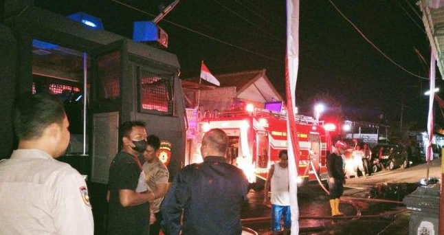 Kota Brebes, yang dikenal dengan berbagai kuliner khasnya, baru saja diguncang oleh sebuah insiden kebakaran yang menghanguskan Warung Bakso Pak Karmo. Sebagai salah satu tempat makan favorit di kalangan masyarakat setempat, warung ini tidak hanya menawarkan bakso yang lezat, tetapi juga menjadi tempat berkumpulnya keluarga dan teman. Kebakaran yang terjadi pada (tanggal kejadian) tersebut tidak hanya mengakibatkan kerugian materiil yang signifikan, tetapi juga menyisakan duka bagi pemilik dan para pelanggan setianya. Kerugian diperkirakan mencapai Rp 50 juta, mengguncang komunitas lokal yang telah lama mengenal dan menyukai warung ini. Sejarah dan Popularitas Warung Bakso Pak Karmo Warung Bakso Pak Karmo didirikan pada tahun (tahun pendirian) oleh Pak Karmo, seorang pengusaha kuliner yang berkomitmen untuk menyajikan bakso dengan cita rasa otentik. Sejak awal berdirinya, warung ini telah menjadi pusat perhatian bagi pecinta kuliner di Brebes. Dengan resep bakso yang diturunkan dari generasi ke generasi, Pak Karmo berhasil menarik banyak pelanggan, termasuk wisatawan yang datang dari luar kota. Keberhasilan warung ini tidak lepas dari dedikasi Pak Karmo dalam memilih bahan baku berkualitas tinggi. Ia percaya bahwa rasa bakso yang lezat dimulai dari bahan yang segar dan berkualitas. Selain itu, pelayanan yang ramah dan suasana yang nyaman di warung membuat para pelanggan merasa betah dan ingin kembali. Tidak jarang, pengunjung akan menunggu antrean panjang demi mencicipi bakso terkenal ini. Seiring berjalannya waktu, Warung Bakso Pak Karmo semakin berkembang. Ia tidak hanya menyajikan bakso, tetapi juga berbagai menu pendukung lainnya seperti mie, tahu, dan minuman khas. Inovasi dalam menu dan promosi yang dilakukan melalui media sosial juga turut membantu memperluas jangkauan pelanggan, menjadikan warung ini semakin populer. Dalam menjalankan usahanya, Pak Karmo selalu mengedepankan kualitas dan kepuasan pelanggan, menjadikannya sebagai salah satu ikon kuliner di Brebes. Namun, popularitas ini juga membawa tantangan tersendiri. Persaingan di dunia kuliner semakin ketat, sehingga Warung Bakso Pak Karmo harus terus berinovasi untuk memenuhi selera konsumen. Meskipun demikian, dengan semangat yang tak pernah padam, Pak Karmo dan timnya terus berupaya untuk menjaga kepuasan pelanggan. Hingga saat ini, Warung Bakso Pak Karmo tetap menjadi salah satu destinasi kuliner utama di Brebes. Kronologi Kebakaran dan Dampaknya Kebakaran yang melanda Warung Bakso Pak Karmo terjadi pada (tanggal kejadian), sekitar pukul (jam kejadian). Menurut saksi mata, api mulai terlihat dari bagian dapur warung dan dengan cepat menyebar ke seluruh bangunan. Upaya pemadaman dilakukan oleh petugas pemadam kebakaran yang tiba di lokasi dalam waktu singkat, namun api sudah terlanjur menghanguskan sebagian besar bangunan dan peralatan masak. Keberadaan angin yang cukup kencang pada saat itu juga menjadi faktor penghambat dalam proses pemadaman. Selain itu, sulitnya akses kendaraan pemadam ke lokasi warung yang terletak di area padat penduduk, menambah tantangan bagi petugas dalam mengendalikan api. Dalam waktu beberapa jam, api berhasil dipadamkan, tetapi dampak dari kebakaran tersebut sudah sangat signifikan. Kehilangan besar ini tidak hanya dirasakan oleh pemilik warung, tetapi juga oleh karyawan yang bergantung pada pekerjaan di sana. Banyak karyawan yang sudah lama bekerja di warung ini, dan mereka merasa kehilangan tidak hanya dari segi finansial, tetapi juga dari segi emosional. Warung yang selama ini menjadi tempat bertemu dan berdiskusi kini hanya menyisakan puing-puing. Dari sisi ekonomi, kerugian yang ditaksir mencapai Rp 50 juta mencakup kerugian fisik dari bangunan serta peralatan masak yang hancur. Belum lagi, potensi kehilangan pendapatan akibat tutupnya usaha selama proses perbaikan yang belum bisa dipastikan kapan selesai. Bagi Pak Karmo dan keluarga, kebakaran ini menjadi ujian besar, namun mereka bertekad untuk bangkit kembali dan memulai dari awal. Respons Komunitas dan Upaya Pemulihan Setelah insiden kebakaran tersebut, dukungan dari masyarakat setempat mulai mengalir. Banyak pelanggan yang merasa kehilangan dan datang untuk memberikan dukungan moral kepada Pak Karmo dan keluarganya. Beberapa di antaranya bahkan menawarkan sumbangan untuk membantu proses pemulihan. Hal ini menunjukkan betapa kuatnya ikatan komunitas di Brebes, terutama dalam mendukung usaha lokal yang telah menjadi bagian dari kehidupan sehari-hari mereka. Selain dukungan moral, beberapa relawan juga menawarkan bantuan dalam bentuk tenaga untuk membantu membersihkan sisa-sisa kebakaran. Dalam beberapa hari setelah kejadian, upaya pemulihan mulai dilakukan dengan membersihkan puing-puing dan merencanakan pembangunan kembali warung. Banyak yang optimis bahwa Warung Bakso Pak Karmo akan bangkit kembali dan kembali beroperasi seperti sedia kala. Pemerintah setempat juga memberikan perhatian terhadap insiden ini. Melalui dinas terkait, mereka memberikan bantuan serta memfasilitasi berbagai proses yang diperlukan untuk mendukung pemulihan warung. Langkah-langkah ini diharapkan dapat mempercepat proses perbaikan dan membantu pemilik untuk kembali beroperasi dalam waktu yang relatif singkat. Dalam proses pemulihan, Pak Karmo menyatakan tekadnya untuk melakukan perbaikan dan peningkatan agar warungnya bisa lebih baik dari sebelumnya. Ia berencana untuk melakukan renovasi dengan mengikuti standar keselamatan yang lebih baik agar kejadian serupa tidak terulang di masa depan. Harapan besar pun mengemuka, bahwa Warung Bakso Pak Karmo dapat kembali menjadi tempat yang nyaman dan menyenangkan bagi semua pelanggan setianya. Kebangkitan Warung Bakso Pak Karmo dan Pelajaran Berharga Setelah sekian lama dalam proses pemulihan, akhirnya Warung Bakso Pak Karmo kembali dibuka untuk umum. Pembukaan ini disambut dengan antusiasme tinggi dari masyarakat dan pelanggan setianya. Banyak orang yang datang untuk memberikan dukungan dengan membeli bakso dan menikmati suasana baru di warung yang telah direnovasi. Momen ini menjadi simbol kebangkitan dan semangat baru bagi Pak Karmo dan timnya. Berbagai perubahan dilakukan selama proses renovasi, mulai dari desain interior yang lebih modern hingga implementasi sistem keamanan yang lebih baik. Hal ini bertujuan untuk memberikan kenyamanan dan keamanan bagi pelanggan serta menjaga kualitas makanan yang disajikan. Pak Karmo juga memanfaatkan momentum ini untuk memperkenalkan menu baru yang menarik, sehingga pelanggan tidak hanya menikmati bakso, tetapi juga berbagai pilihan lainnya. Pelajaran berharga yang diambil dari insiden kebakaran ini adalah pentingnya kesiapsiagaan dalam menghadapi risiko. Pak Karmo menyadari bahwa sebagai pengusaha, ia harus lebih memperhatikan aspek-aspek keamanan dan keselamatan usaha. Oleh karena itu, ia berencana untuk mengikuti pelatihan dan seminar yang berkaitan dengan manajemen risiko usaha agar dapat lebih siap menghadapi kemungkinan terburuk di masa depan. Dengan semangat yang tak pernah padam dan dukungan dari masyarakat sekitar, Warung Bakso Pak Karmo kini tidak hanya bangkit dari keterpurukan, tetapi juga menjadi lebih kuat. Kesadaran akan pentingnya kolaborasi dan dukungan komunitas membuat warung ini semakin dicintai oleh pelanggan. Kehadiran Warung Bakso Pak Karmo kini bukan hanya sekadar tempat makan, tetapi juga simbol harapan dan kebersamaan bagi masyarakat Brebes. Kesimpulan Kebakaran yang melanda Warung Bakso Pak Karmo di Brebes adalah sebuah tragedi yang meninggalkan dampak mendalam bagi pemilik, karyawan, dan pelanggan. Meskipun mengalami kerugian yang signifikan, semangat untuk bangkit dan memperbaiki diri menjadi kunci dalam menghadapi tantangan ini. Dukungan dari komunitas setempat menunjukkan betapa pentingnya kolaborasi dalam membangun kembali usaha yang telah menjadi bagian dari identitas lokal. Warung Bakso Pak Karmo kini menjadi contoh nyata tentang bagaimana sebuah usaha dapat bangkit kembali dari keterpurukan. Dengan pelajaran berharga yang diambil dari insiden ini, diharapkan pemilik usaha lainnya dapat lebih memperhatikan aspek keselamatan dan kesiapsiagaan. Akhirnya, semangat juang yang ditunjukkan oleh Pak Karmo dan dukungan dari masyarakat akan menjadikan Warung Bakso Pak Karmo bukan hanya sekadar tempat makan, tetapi juga simbol harapan dan persatuan bagi masyarakat Brebes.